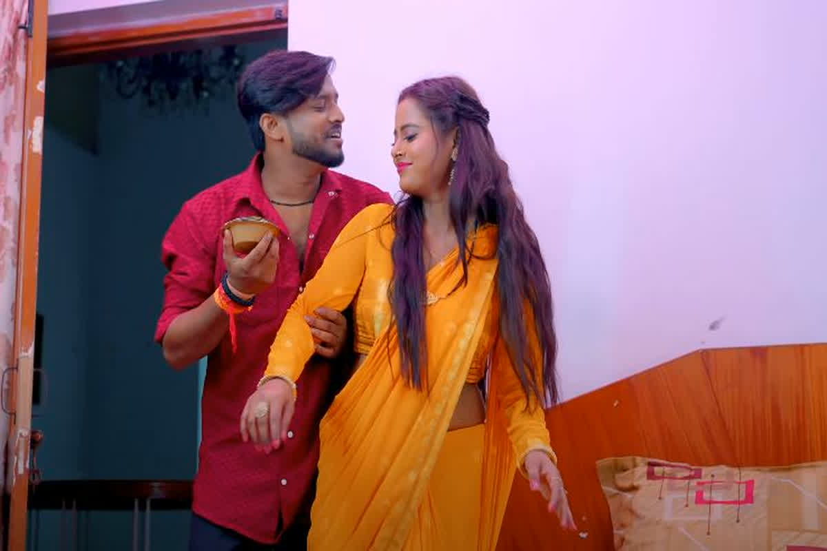 भोजपुरी एक्ट्रेस इशिता सिंह को पति ने बेडरूम में खिलाया रसगुल्ला, Youtube पर अपलोड होते ही ताबड़तोड़ वायरल हो रहा वीडियो