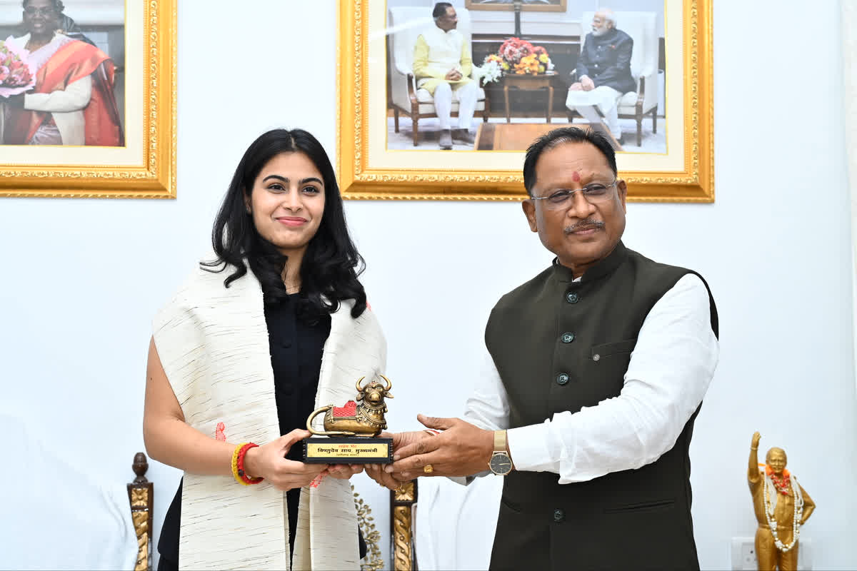 CM Sai Meet Manu Bhaker : सीएम विष्णुदेव साय से ओलम्पिक मेडलिस्ट मनु भाकर ने की मुलाकात, अखिल भारतीय वन खेलकूद प्रतियोगिता के समापन समारोह में हुई शामिल