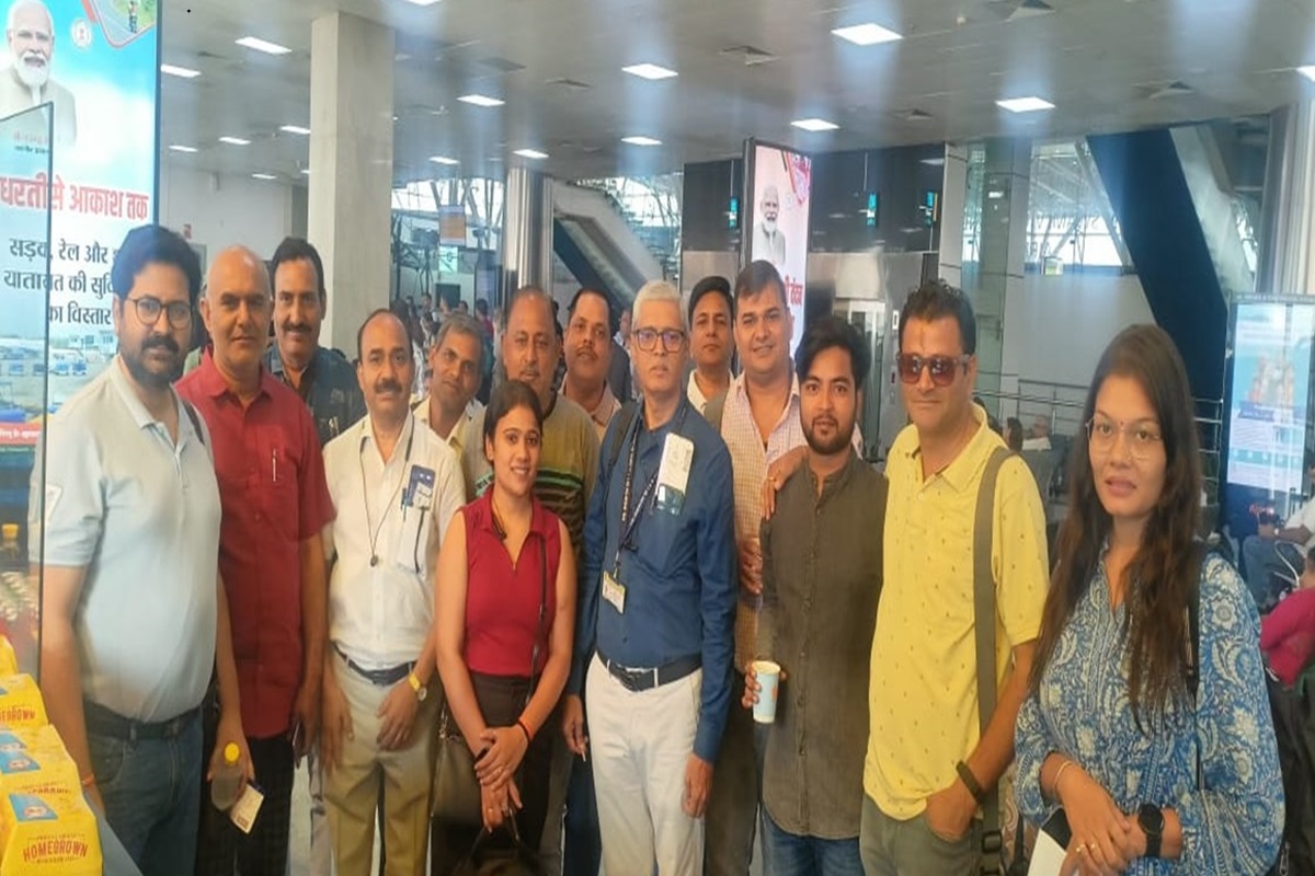 Chhattisgarh Media Team Tripura Tour: छत्‍तीसगढ़ की 14 सदस्‍यीय मीडिया टीम त्रिपुरा के लिए रवाना, राज्‍य की कला, संस्‍कृति और विरासत को जानने का मिलेगा मौका