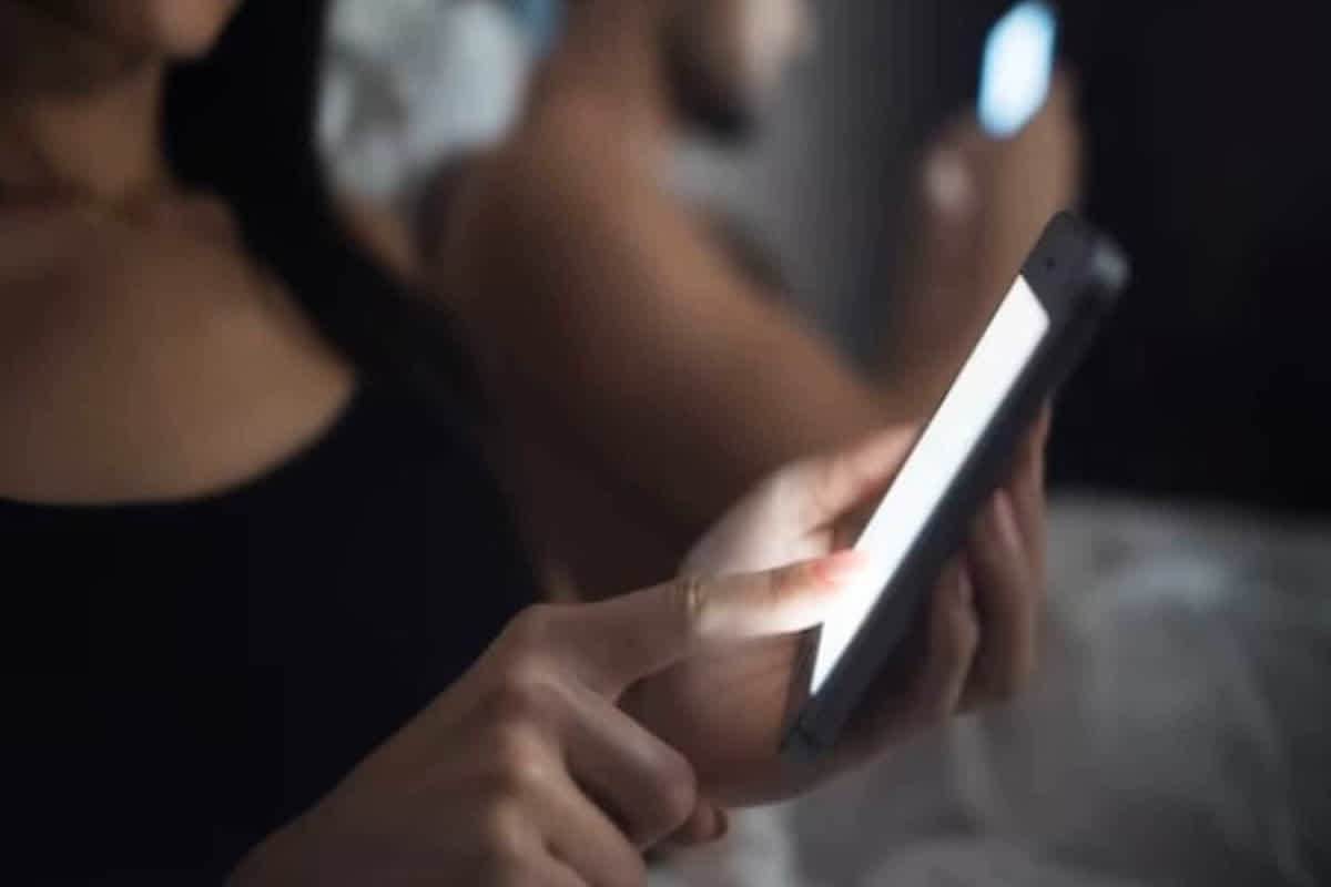 Youtuber Couple Makes Objectionable Video: यूट्यूबर दंपति ने पंडित को बुलाया अपने घर, दूध के साथ खिलाई ऐसी दवा, फिर सारे कपड़े उतारकर पति के सामने बनाया वीडियो