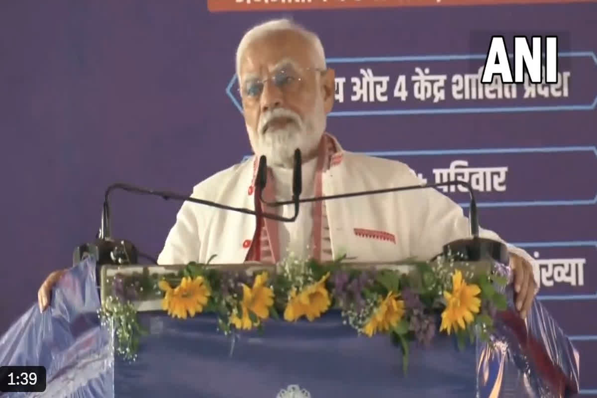 सभा को संबोधित कर रहे थे पीएम मोदी, तभी महिला ने कर दी ऐसी हरकत, कार्यक्रम स्थल पर मच गया हड़कंप