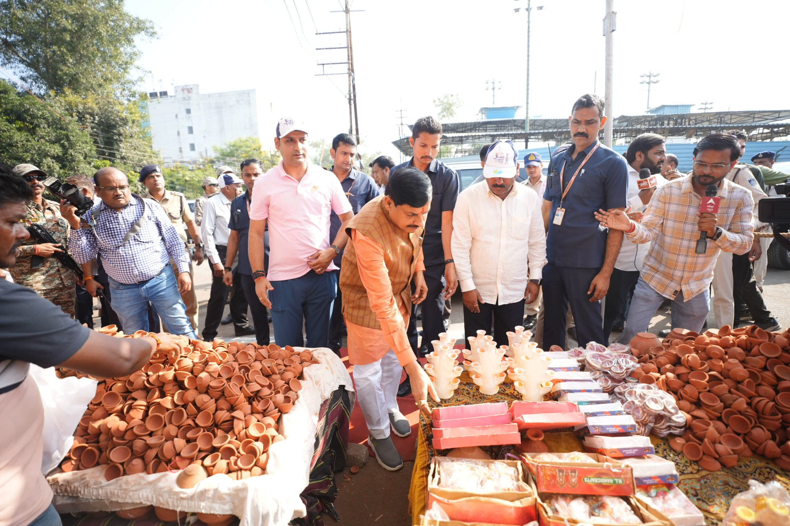 Vocal For Local: सीएम मोहन यादव ने सुनील और लकी प्रजापति की दुकान से खरीदे दीपक, बाजार छूट से मुक्ति दिलाने पर पथ विक्रेताओं ने जाताया आभार