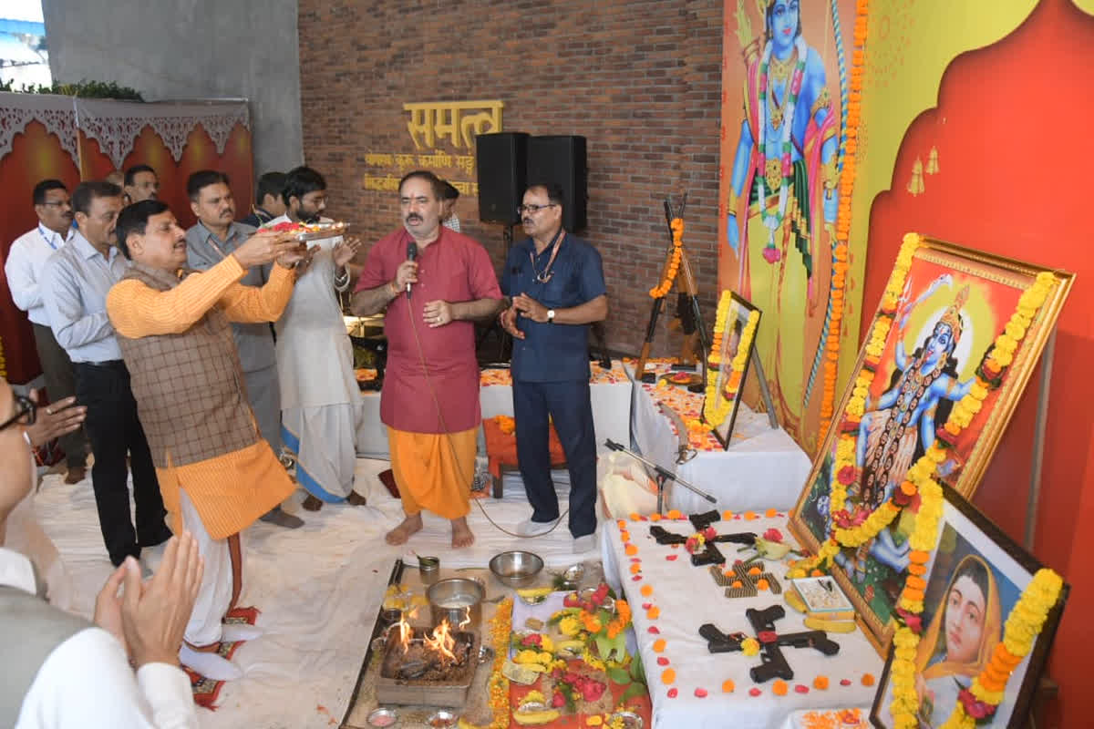 Shastra Pujan in CM House: सीएम मोहन यादव ने शस्त्र पूजन कर अहिल्या देवी को समर्पित किया दशहरा पर्व, प्रदेशवासियों को दी विजयादशमी की बधाई