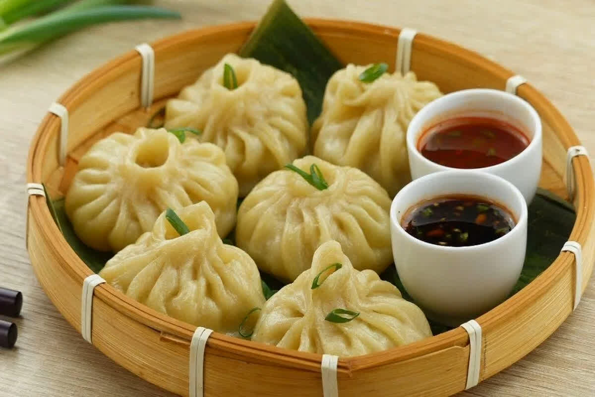 Woman Dies After Eating Momos: मोमोज खाने वाले हो जाएं सावधान! महिला की हुई मौत, 20 से ज्यादा पहुंचे अस्पताल, जानें कैसे