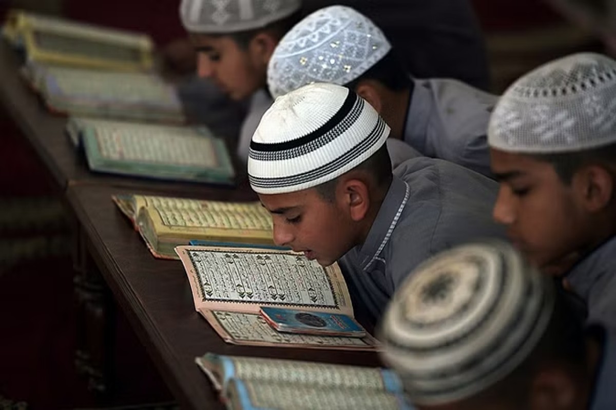 Sanskrit Subject in Madrasas : अब मदरसों के बच्चे भी लेंगे ‘श्लोक’ और ‘मंत्रों’ का ज्ञान.. बहुत जल्द होगी संस्कृत शिक्षा लागू, मदरसा बोर्ड ने खुद लिया ये निर्णय