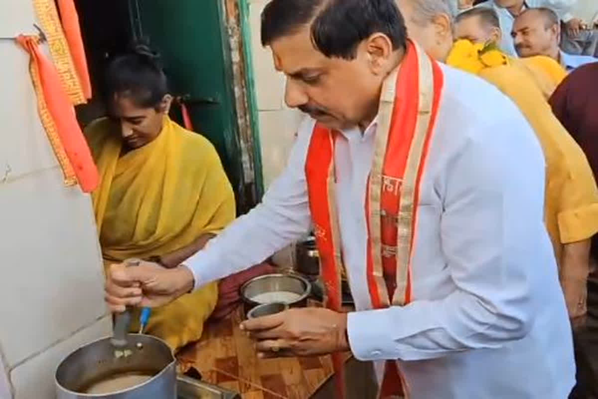 CM Mohan Yadav Make Tea: ‘आज चाय तेरा भाई बनाएगा…’ टपरी में चाय बनाते नजर आए सीएम मोहन यादव, पूछा- विधायक जी आपको पिलाऊं