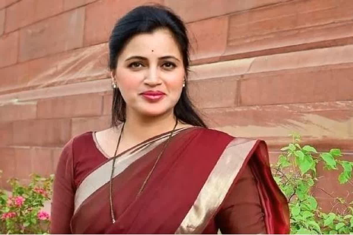 Navneet Rana Gang Rape Threat : पूर्व सांसद नवनीत राणा को मिली गैंगरेप की धमकी, शख्स ने मांगे 10 करोड़ रुपए, लेटर में लिखी हैरान करने वाली बात
