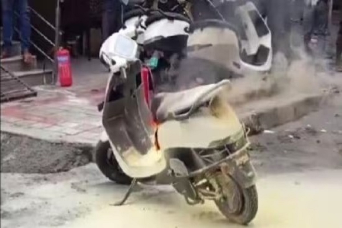 Fire in Ola Scooter: आग का गोला बना ओला स्कूटर, शो रूम के सामने ही धधक उठी गाड़ी, सोशल मीडिया पर लोग बोले- दिवाली धमाका