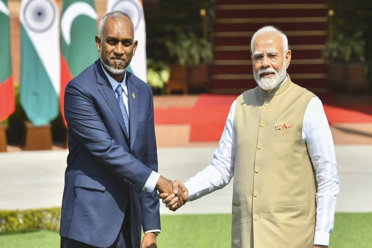 PM Modi Meet President Muizzu : पीएम मोदी ने मालदीव के राष्ट्रपति मोहम्मद मुइज्जू से की मुलकात, जारी किया रूपे कार्ड
