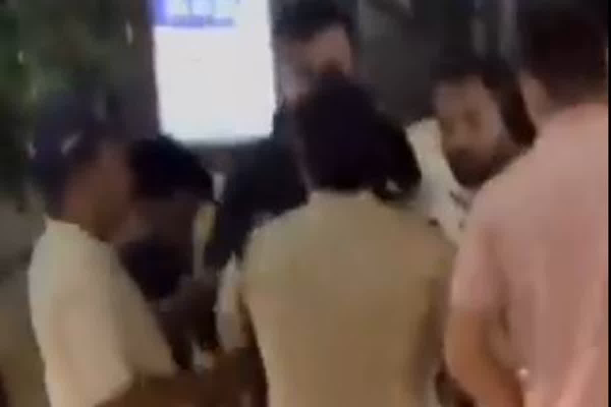 Prabal Patel Video Viral: मंत्री प्रहलाद पटेल के बेटे ने बीच सड़क पर दिखाई रंगदारी, कांग्रेस ने पुलिस की कार्रवाई पर उठाए सवाल