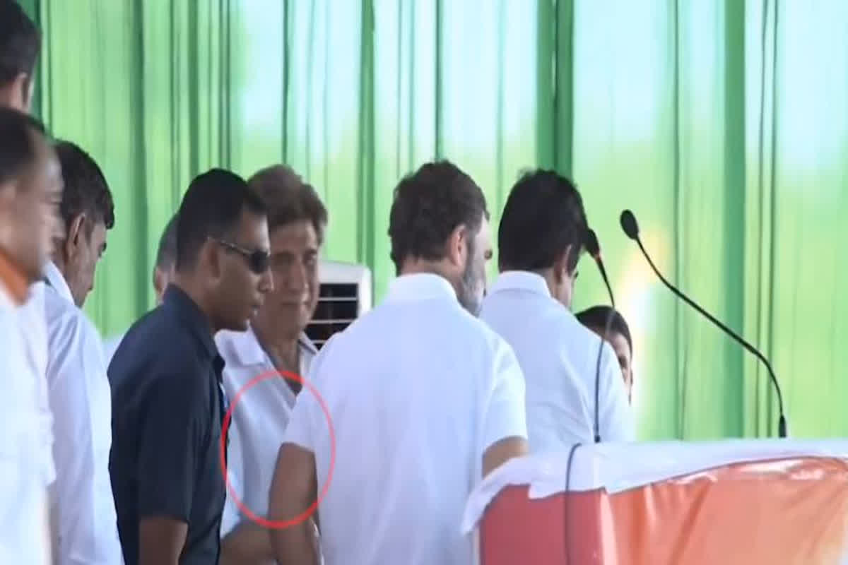 Rahul Gandhi Ignore Raj Babbar: मंच पर राज बब्बर को इग्नोर कर आगे बढ़ गए राहुल गांधी? हाथ जोड़कर खड़े देखते रह गए नेताजी