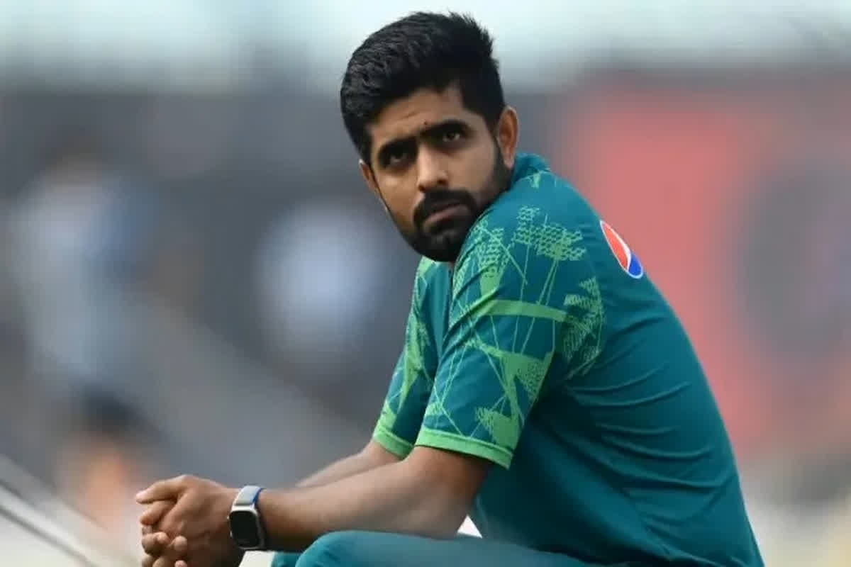 Babar Azam Ruled Out: बाबर के सपोर्ट में किया मैसेज तो क्रिकेट बोर्ड ने इस खिलाड़ी को थमाया ‘कारण बताओं नोटिस’.. जानें क्या लिखा था अपने पोस्ट में
