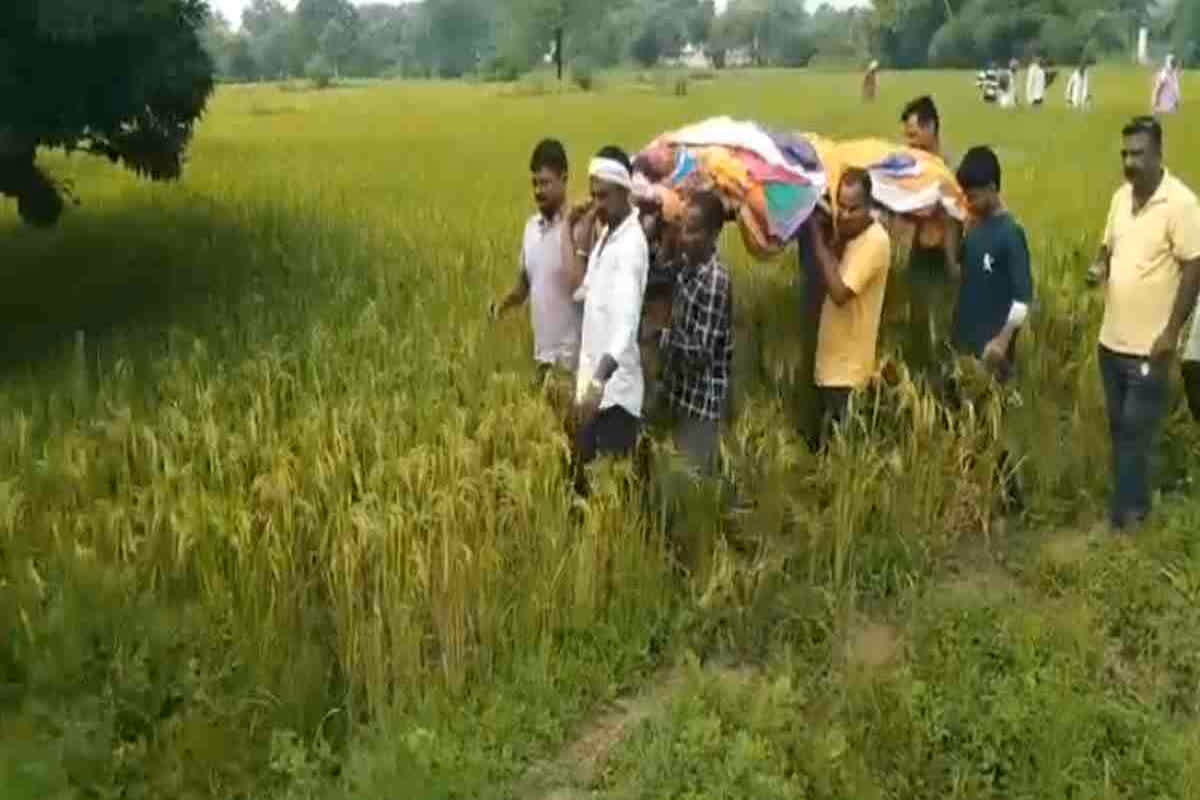 Khairagarh News: शर्मसार.. श्मशान घाट जाने के रास्ते पर अवैध कब्जा, खेतों के रास्ते शव ले जाने मजबूर हुए ग्रामीण, देखें वीडियो