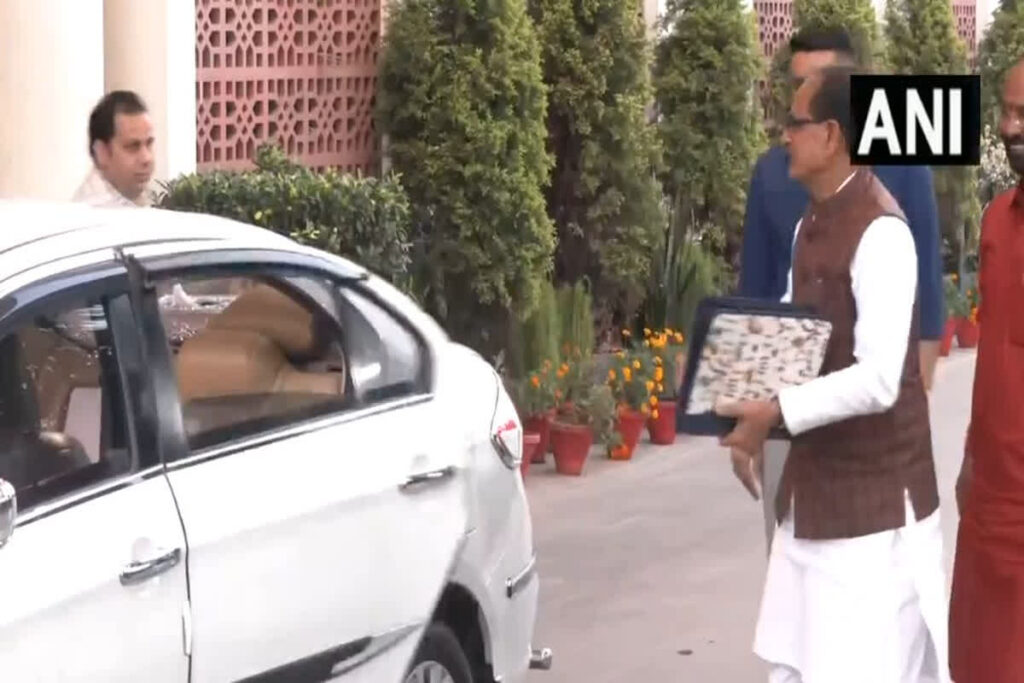 Election in-charge Shivraj Singh Chauhan reached party headquarters for Jharkhand meeting