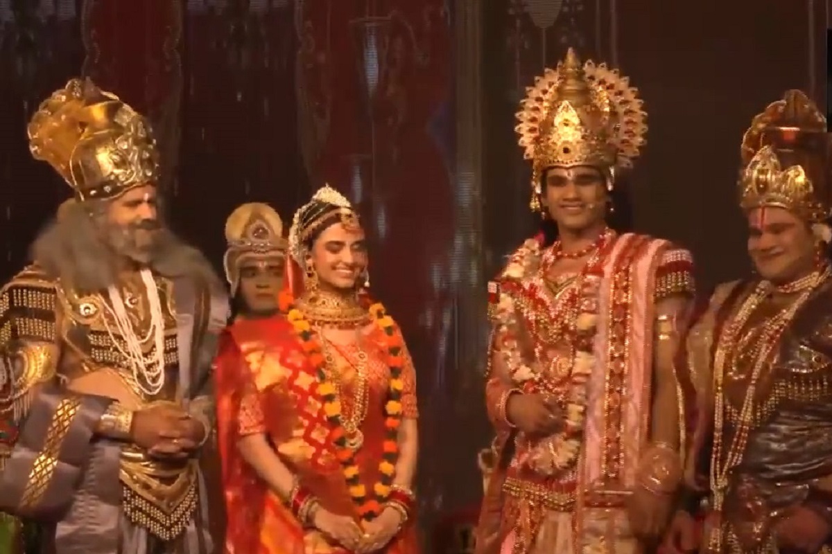 Ayodhya Ramleela : पहली बार मिस यूनिवर्स इंडिया निभाया ‘सीता’ का किरदार, रिया सिंघा ने अपनी प्रस्तुति से मोहा दर्शकों का मन, कहा- ये मेरा सौभाग्य