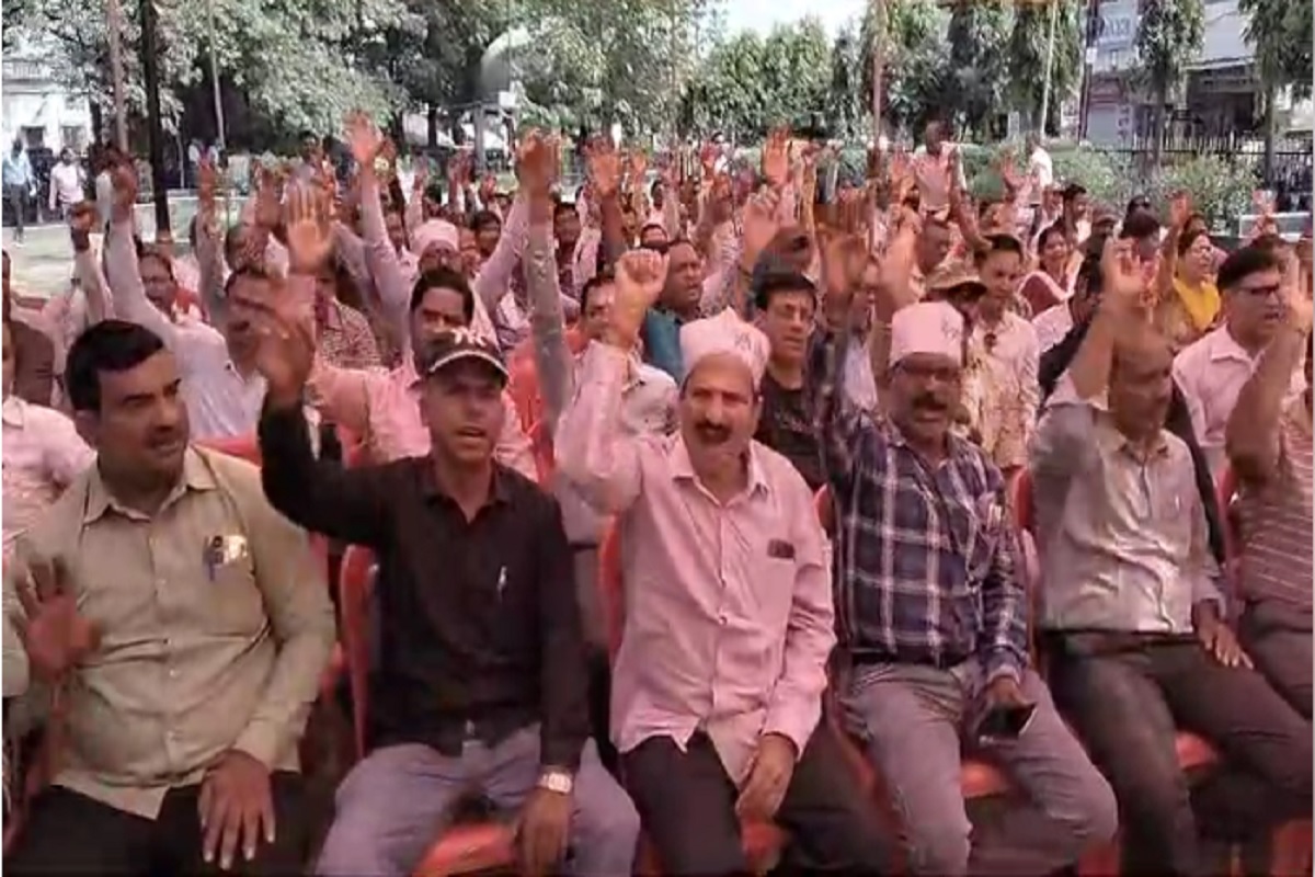 CG Teacher Protest: छत्तीसगढ़ में शिक्षकों ने फिर खोला मोर्चा, 1.80 लाख टीचर आज हड़ताल पर, जानें क्या है उनकी मांगें