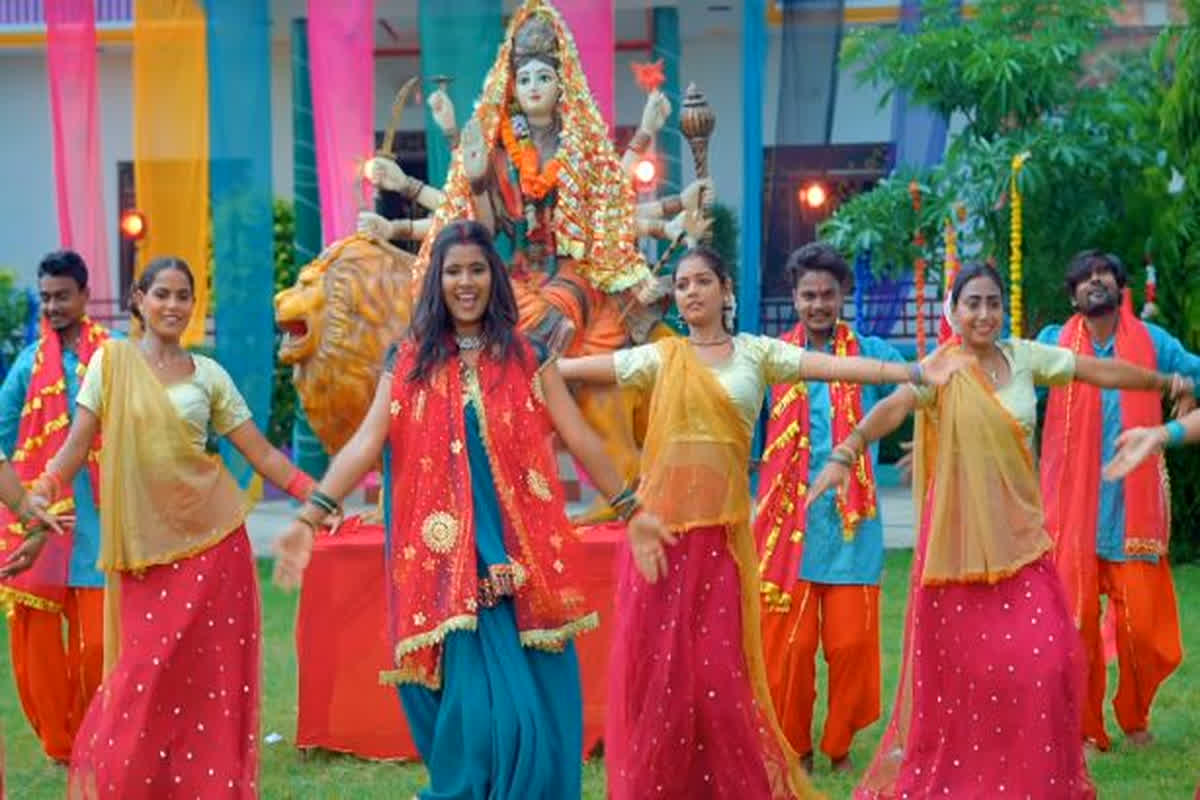 Actress Ujala Yadav Laharta Mai ke Chunariya Song Release