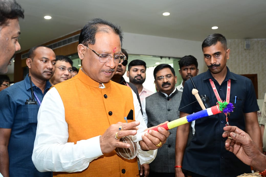 मुख्यमंत्री विष्णु देव साय ने किया ‘प्रथम छत्तीसगढ़ हरित शिखर सम्मेलन’ का शुभारंभ, पारंपरिक हर्बल उत्पादों और लोक कला का किया अवलोकन