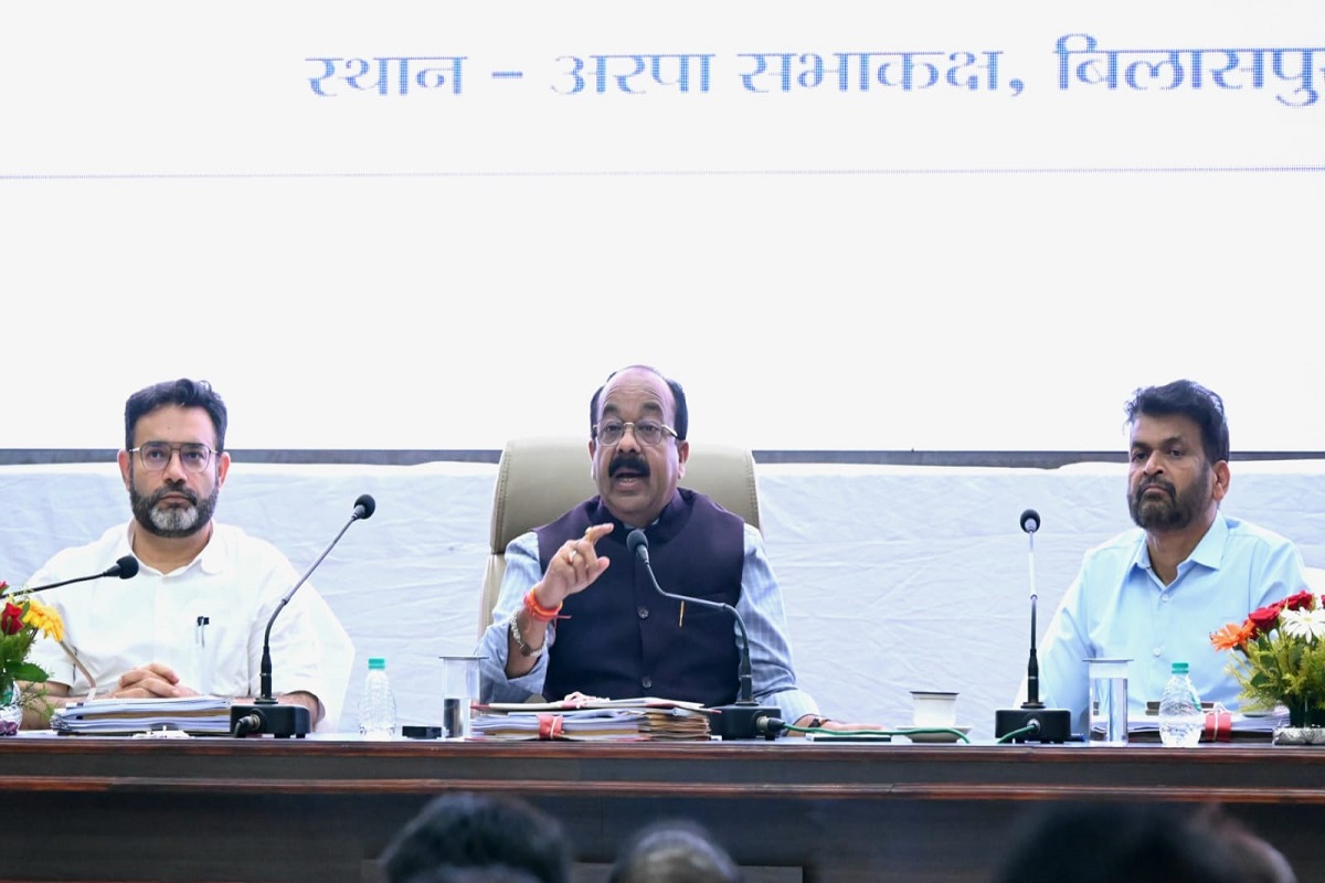 प्रदेश में युद्धस्तर पर शुरू होंगे सड़क मरम्मत कार्य, डिप्टी सीएम अरुण साव ने लापरवाह अधिकारियों को सीधे दिया जाएगा वीआरएस