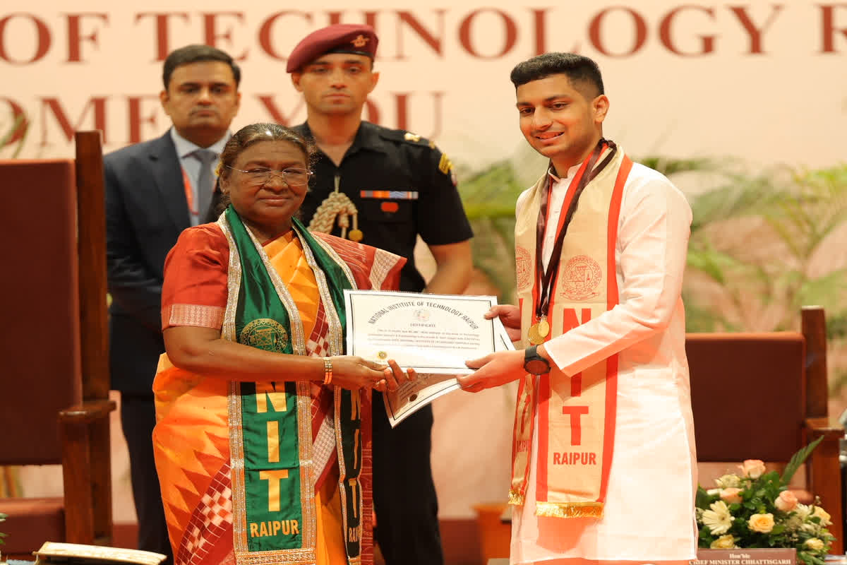 Raipur NIT 14th Convocation: NIT के दीक्षांत समारोह में  शामिल हुई राष्ट्रपति द्रौपदी मुर्मू, इंजीनियरिंग के होनहार विद्यार्थियों को दिया स्वर्ण पदक
