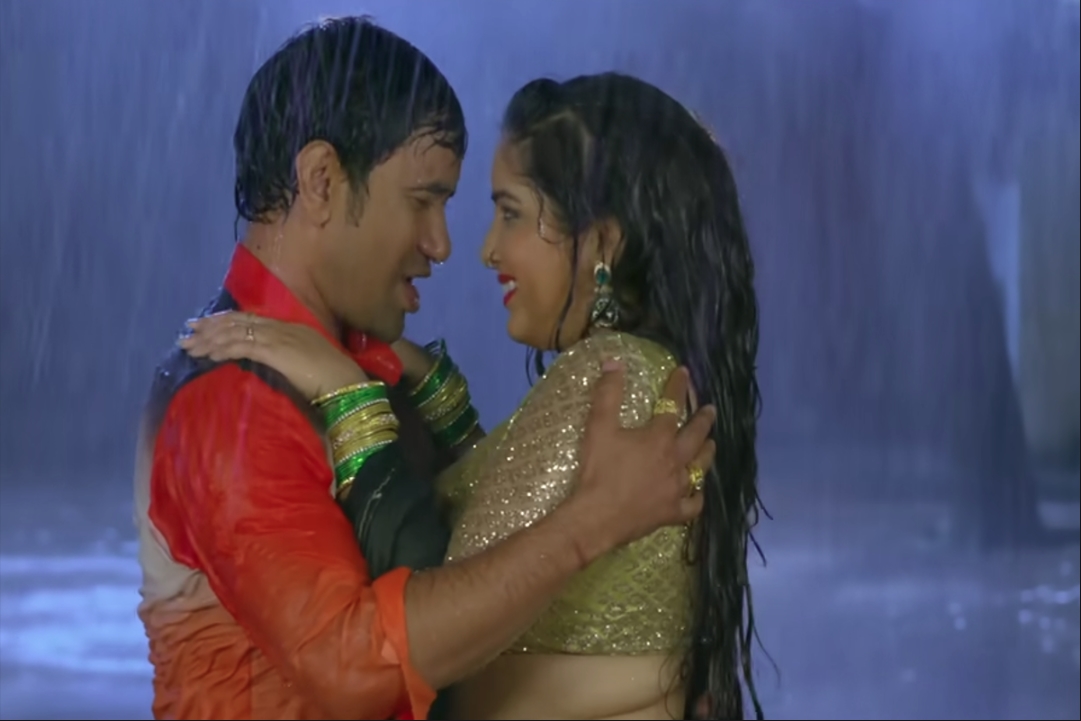 Nirahua-Amrapali Bhojpuri Video : रात के अंधेरे में आम्रपाली-निरहुआ का रोमांस.. तेज बारिश में भीगते दिखे दोनों, अकेले में देखें ये वीडियो