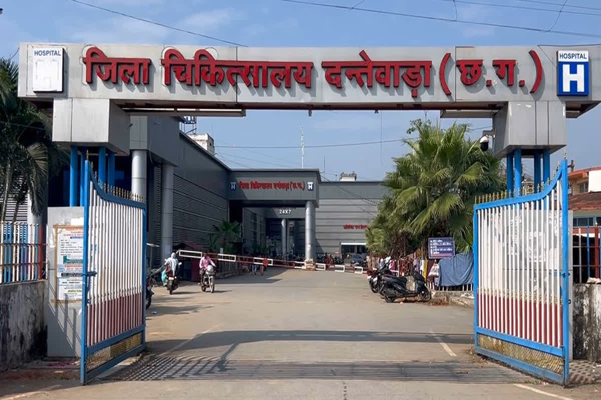 Dantewada District Hospital News: जिला अस्पताल प्रबंधन की बड़ी लापरवाही, सर्जरी करवाने के दूसरे दिन ही आंखों से निकलने लगा पस, 10 मरीजों की जिंदगी में छा सकता था अंधेरा