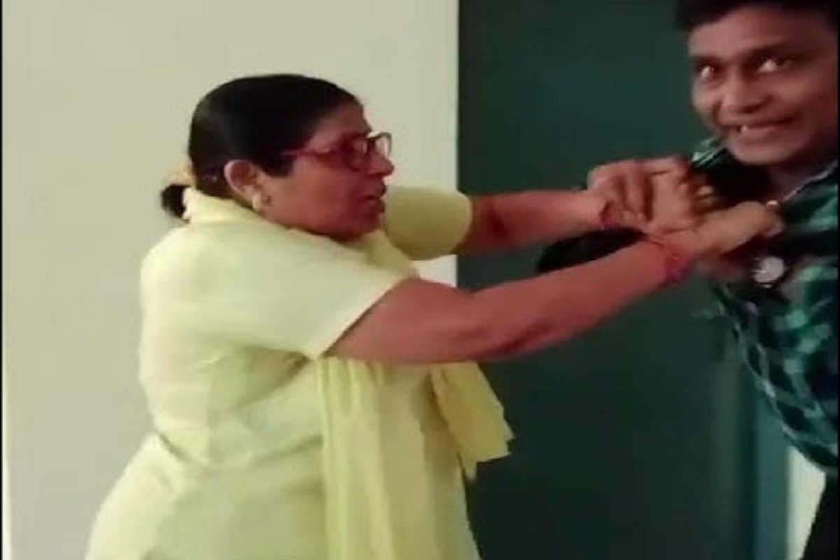 Wife Beaten his Husband: कॉलेज में घुसकर पत्नी ने प्रोफेसर पति के साथ किया ये काम, अब सोशल मीडिया पर वायरल हुआ वीडियो