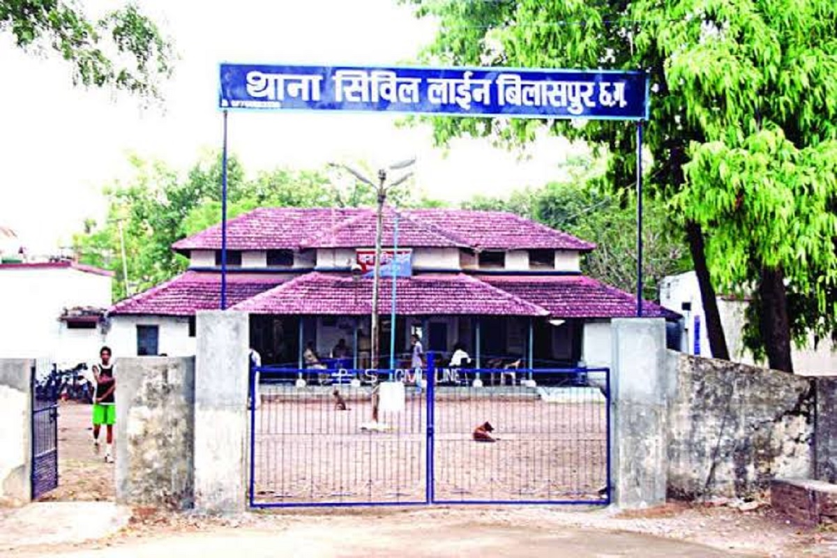 Bilaspur Crime News: थाने के सामने महिला ने किया हंगामा, ​देखकर पुलिस भी रह गई हैरान, जानें क्या है पूरा मामला