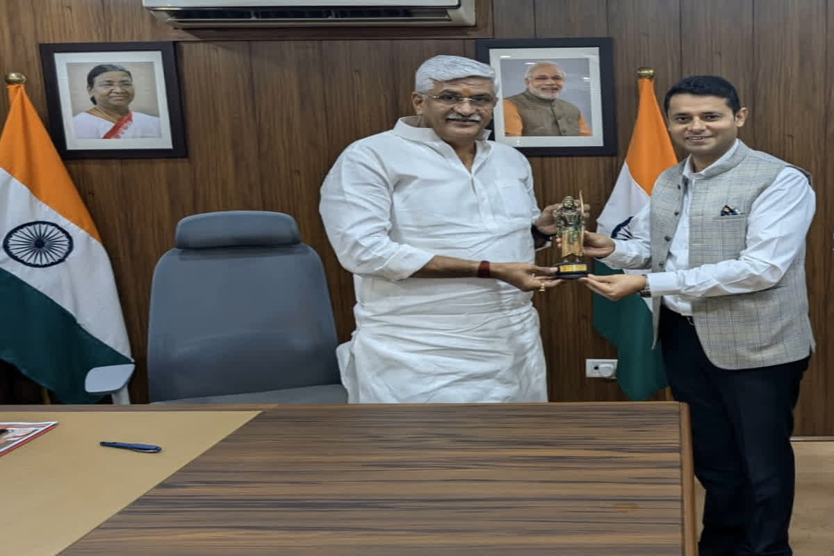 CG News: छत्तीसगढ़ टूरिज्म बोर्ड के प्रबंध संचालक विवेक आचार्य ने की पर्यटन मंत्री गजेन्द्र सिंह शेखावत से मुलाकात, 300 करोड़ की पर्यटन योजनाओं का दिया प्रस्तुतिकरण