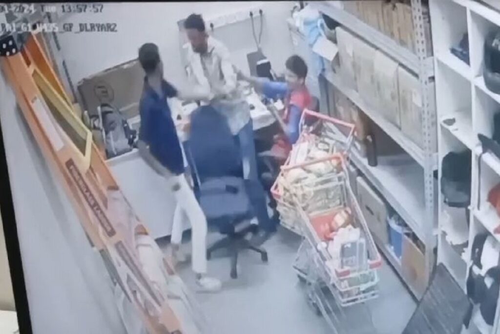 knife attack video in Raipur jio mart 