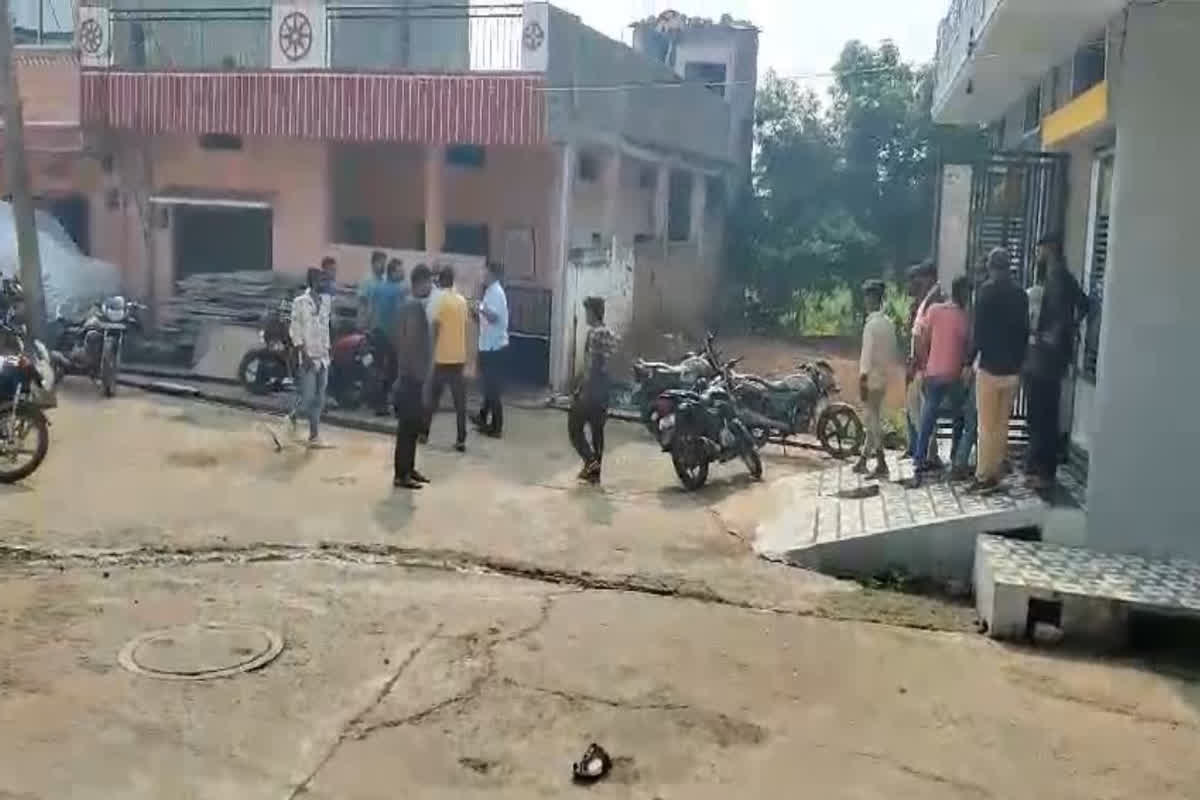 BJP Leader Viral Video: बीजेपी नेताओं की गुंडागर्दी… इस बात को लेकर पड़ोसी पर लाठी-डंडे और पत्थरों से किया हमला, वायरल हो रहा वीडियो