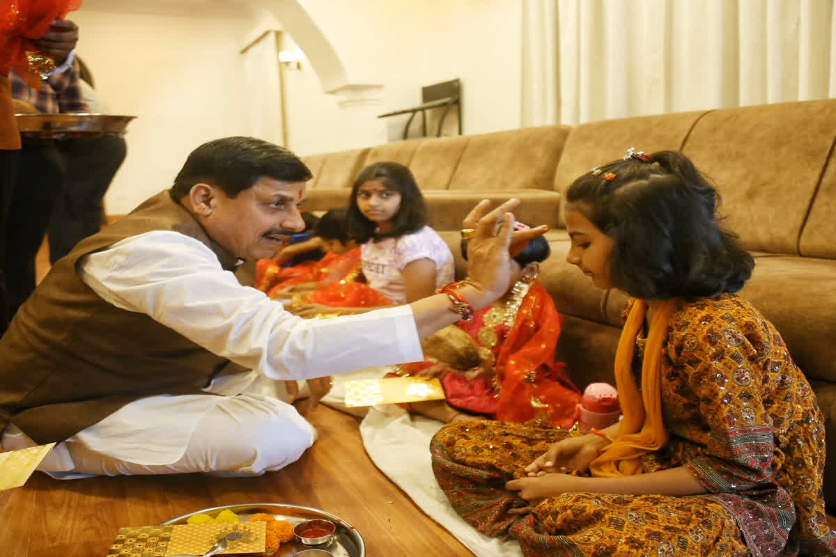 Kanya Pujan In CM House: CM मोहन यादव ने कन्याओं के पांव पखारे, कन्या-पूजन और कन्या-भोज की सनातन परंपरा का किया पालन