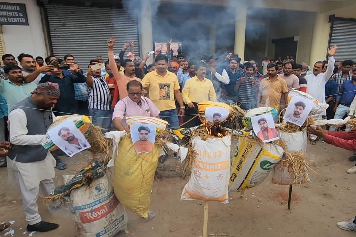 Symbolic death sentence: ‘माँ-बेटी के हत्यारों को देना चाहता हूँ फांसी.. नहीं लूंगा जल्लाद बनने की फीस’.. पुलिस परिवार ने किया सूरजपुर के आरोपियों का पुतला दहन, देखें Video