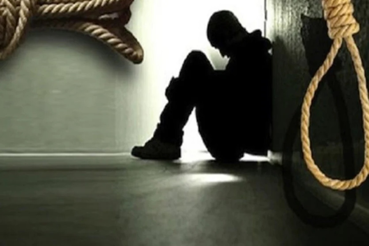 DCP Son Suicide: पुलिस अफसर के नाबालिक बेटे ने फांसी लगाकर की ख़ुदकुशी.. मौत से पहले शीशे पर लिखी ऐसी बात कि पढ़कर हर कोई है हैरान