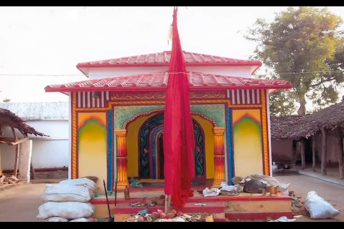 Rikshin Mata Mandir Kareli : अपन भगत मन के सुख-दुख जाने बर मंदिर ले खुद निकलथे मां रिक्छिन, बछर मा दू दिन होथे विसेस पूजा, जानव करेली गांव के देवी के बारे मा..