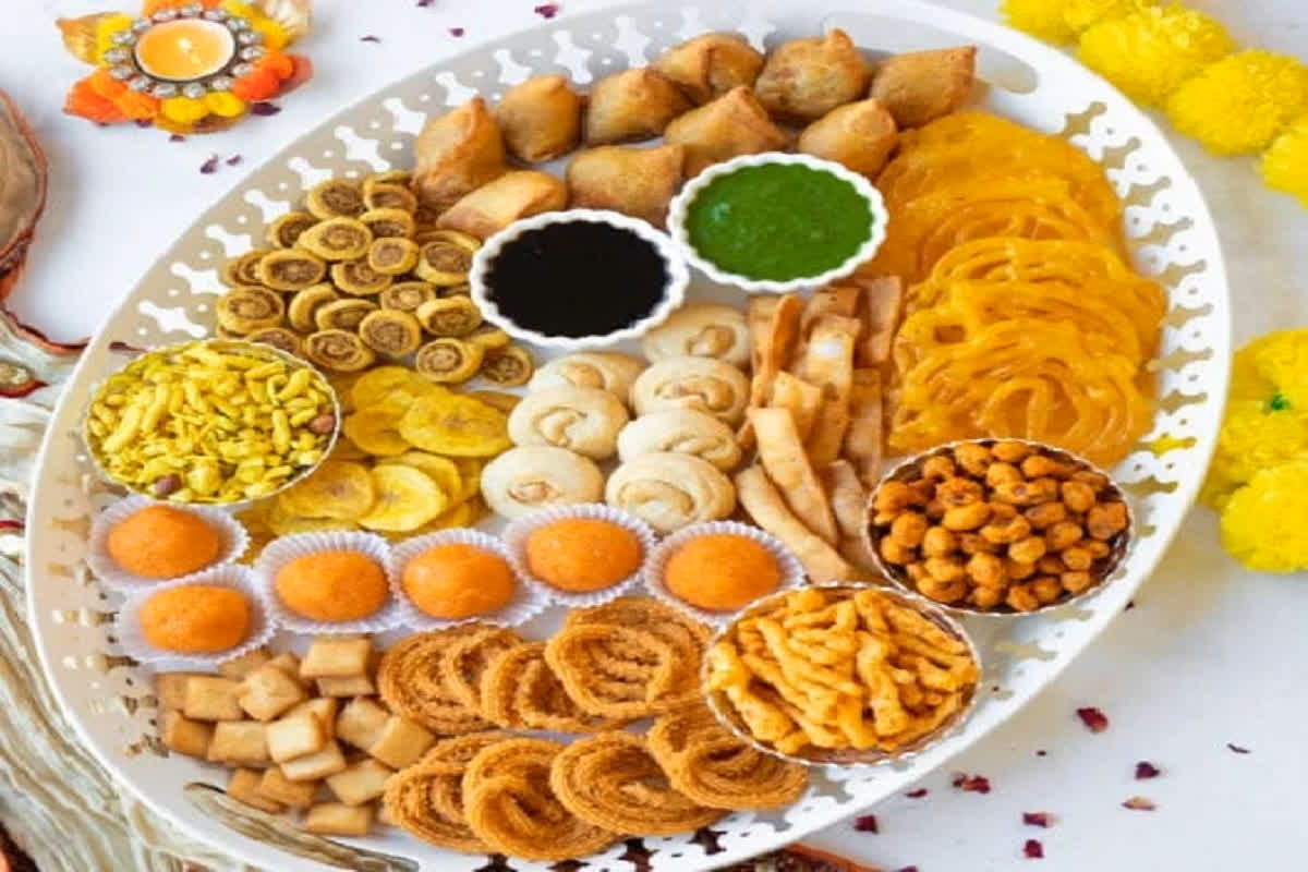 Diwali Snacks Recipes: इस दिवाली घर पर बनाए ये स्पेशल टेस्टी स्नैक्स, त्योहार का मजा होगा दोगुना, उंगलियां चाटते रह जाएंगे लोग