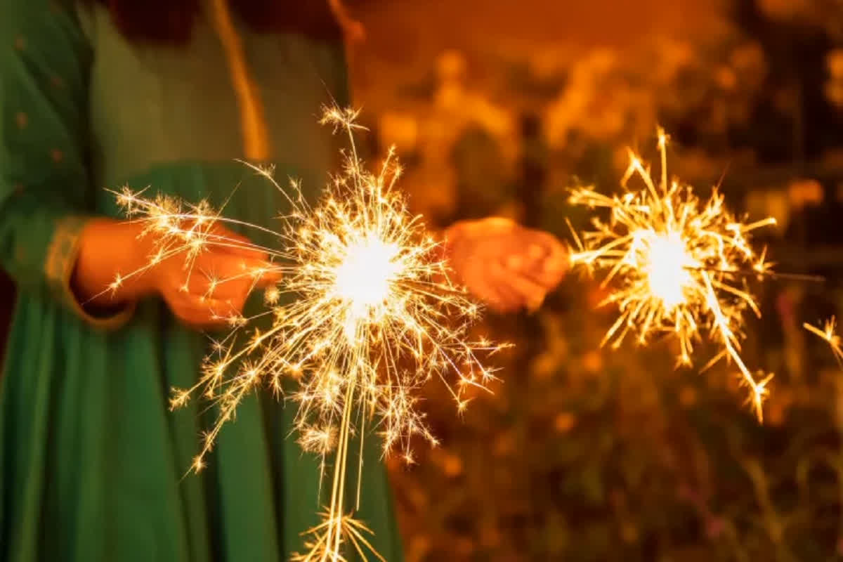 Guidelines For Fireworks: त्योहारों में आतिशबाजी को लेकर सरकार के सख्त निर्देश, पटाखे फोड़ने के लिए मिलेगा सिर्फ दो घंटे का समय, आदेश जारी