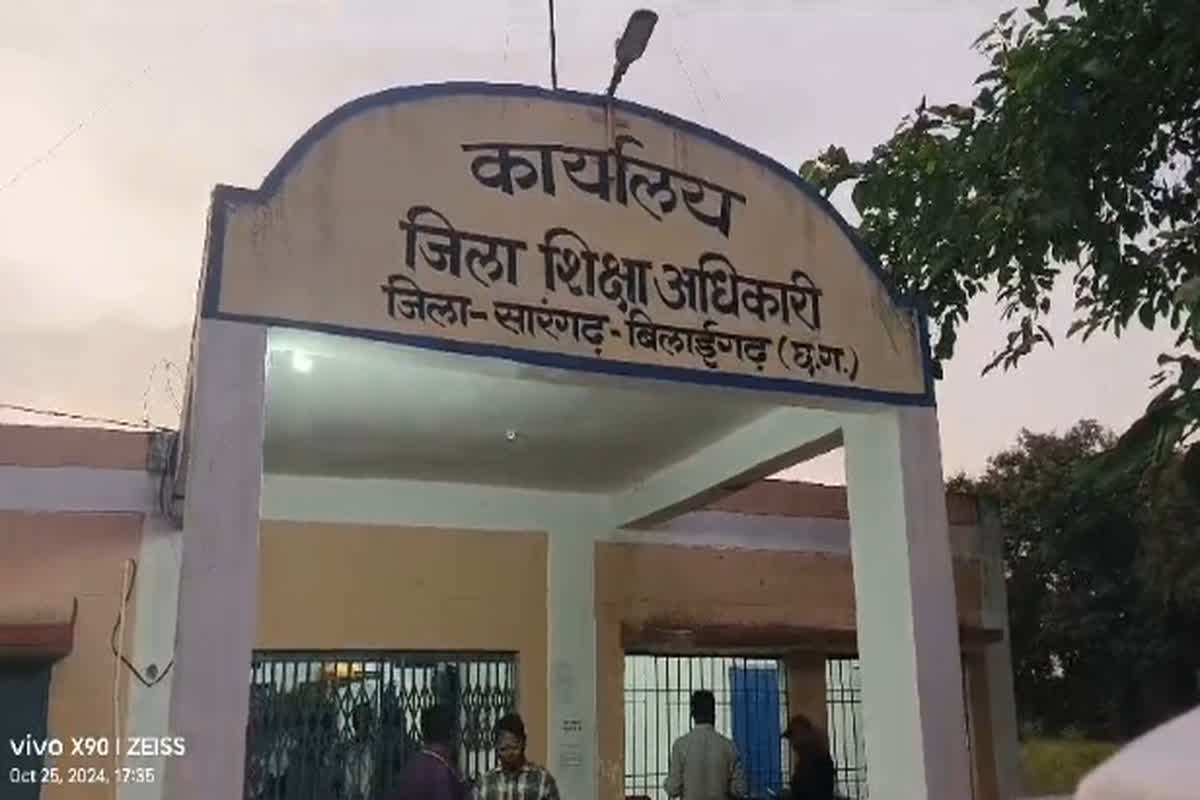 Sarangarh-Bilaigarh Bribery News: नप गया DEO दफ्तर का बाबू.. 50 हजार की रिश्वत लेते क्लर्क अरुण दुबे रंगे हाथ गिरफ्तार.. ऐसे बुना था ACB ने जाल