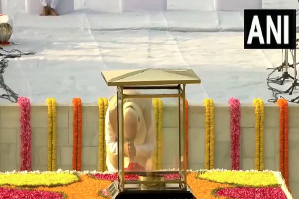 Gandhi Jayanti 2024: पीएम मोदी और राहुल गांधी ने महात्मा गांधी को किया नमन, राजघाट पर श्रद्धांजलि अर्पित की