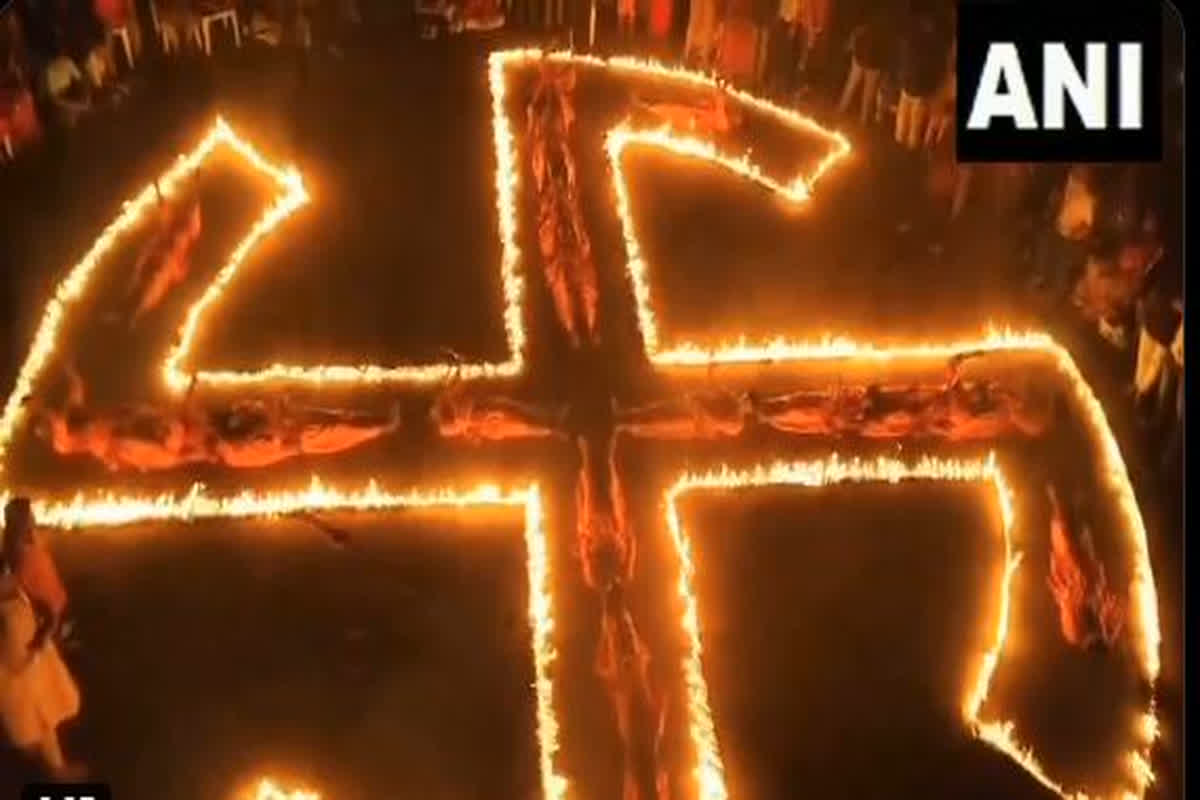 Swastik Raas Video : नवरात्रि उत्सव में लोगों ने किया ‘स्वस्तिक रास’, देखने के लिए उमड़ा लोगों का हुजूम, वायरल हुआ वीडियो
