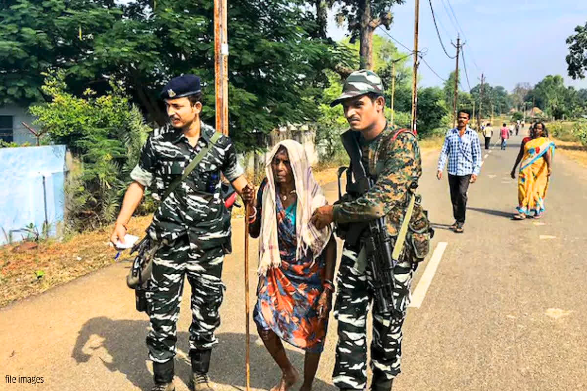 Celebrations in Naxal areas: 35 नक्सलियों के मौत के बाद बस्तर के गांवो में जश्न का माहौल.. पुलिस ने गांव वालों में बांटी मिठाइयां, दिया नारियल..