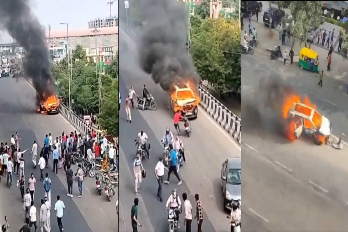 बिना ड्राइवर के सड़क पर भागने लगी जलती हुई कार, चारों तरफ मची अफरा तफरी, देखें खतरनाक वीडियो