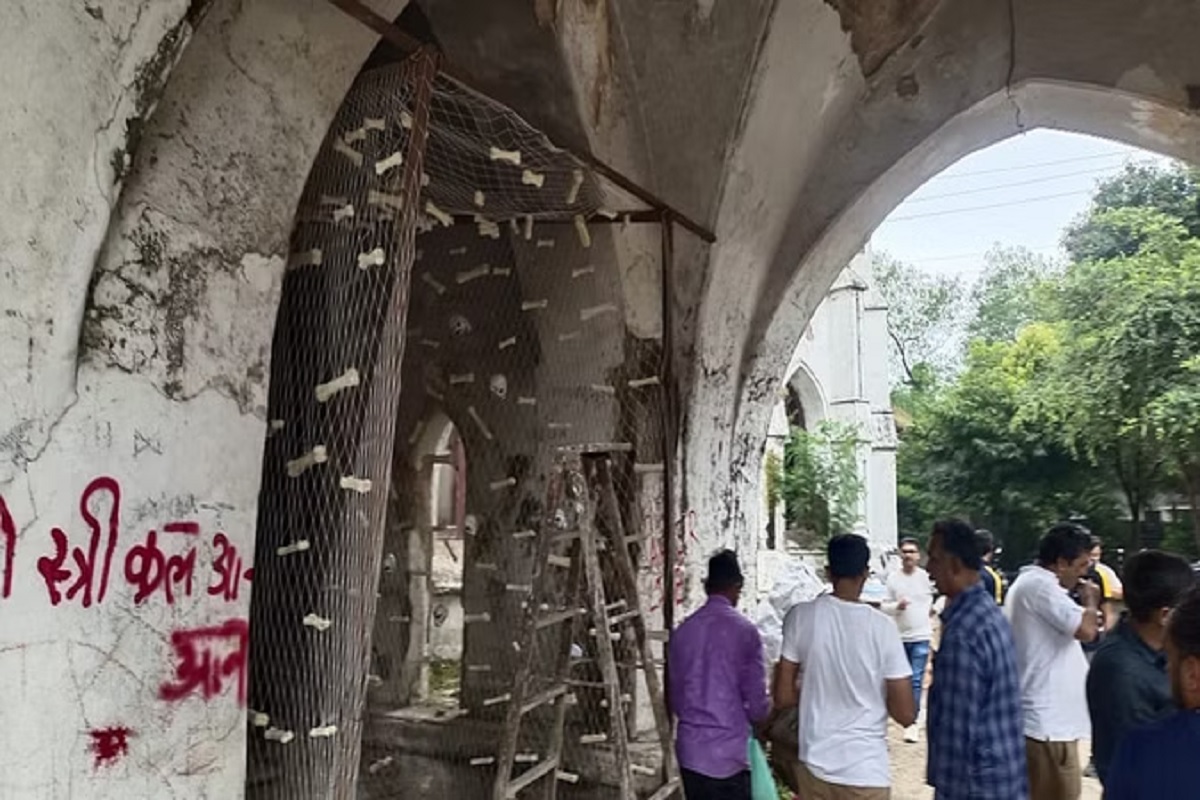 Indore News: ऐतिहासिक धरोहर को कुछ युवाओं ने बनाया ‘भूतिया बिल्डिंग’, दीवारों पर लिखा ‘ओ स्त्री कल आना, यू आर डेड’, चौकाने वाली तस्वीरें आई सामने