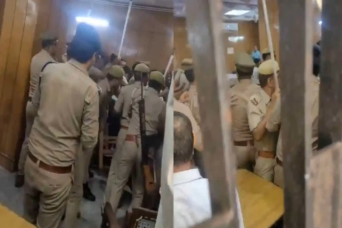 Ghaziabad Court Room Video: कोर्ट के अंदर ही आपस में भीड़े वकील और जज, पुलिस ने लिया एक्शन तो वकीलों ने फूंक दी चौकी, देखें वीडियो