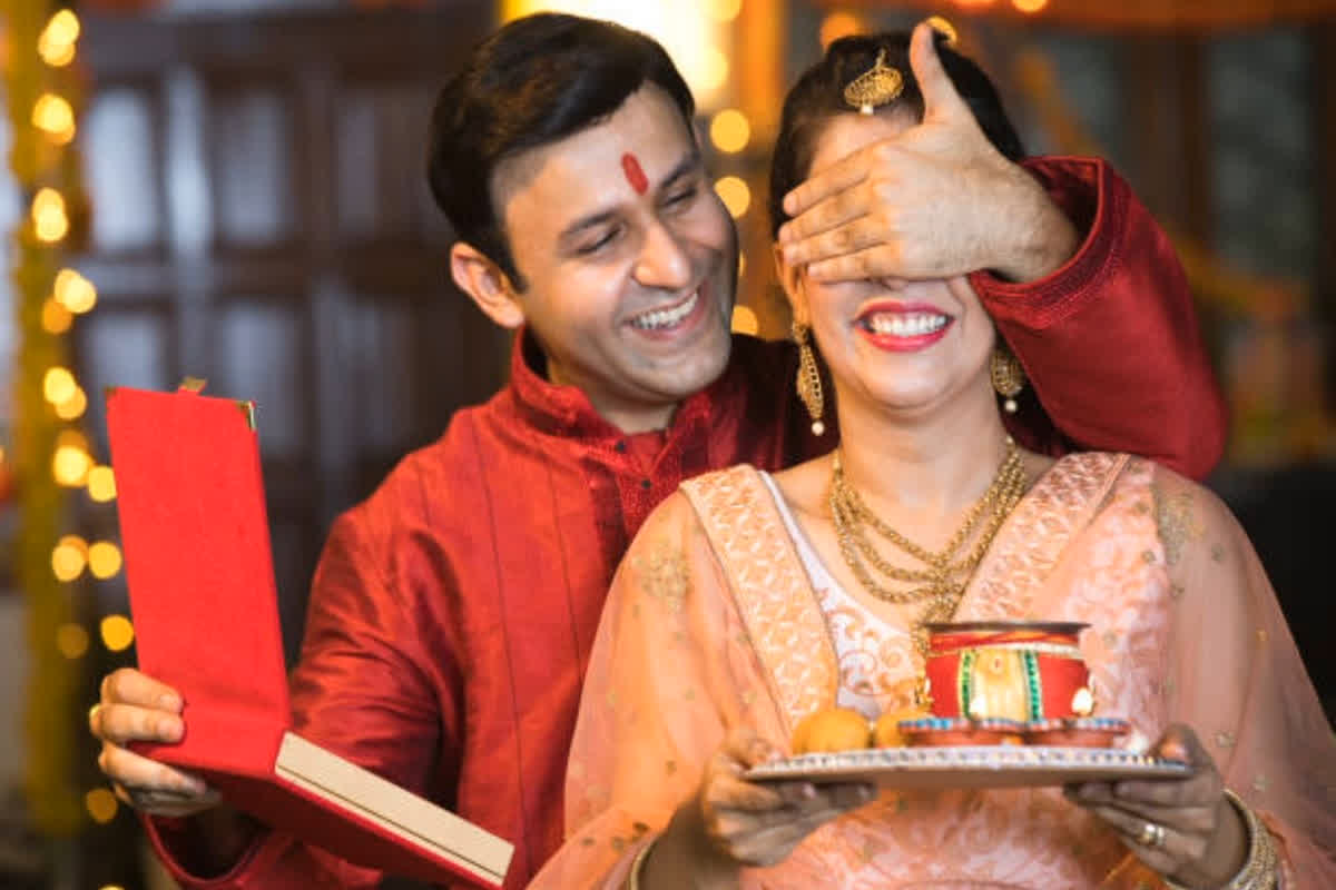 Karwa Chauth Gifts Ideas: करवा चौथ पर पार्टनर को दें बजट फ्रेंडली स्पेशल गिफ्ट, देखते ही चेहरे पर आएगी मुस्कान