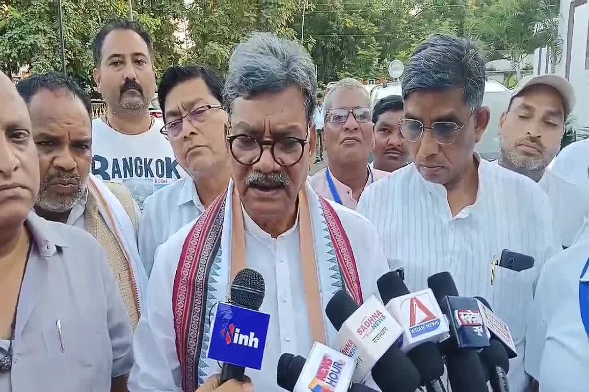 नेता प्रतिपक्ष महंत ने ग्रामीणों को दी ट्रक ड्राइवरों को पीटने की सलाह, बोले- आठों पहियों की हवा निकाल दें..तभी ये सुधरेंगे