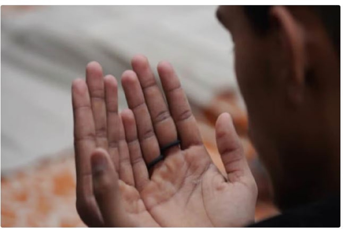 Namaaz in Rammandir:  राम मंदिर में जबरन घुसकर नमाज पढ़ने लगे तीन मुस्लिम! पुजारी भी रह गए हैरान; क्या थी वजह जानें