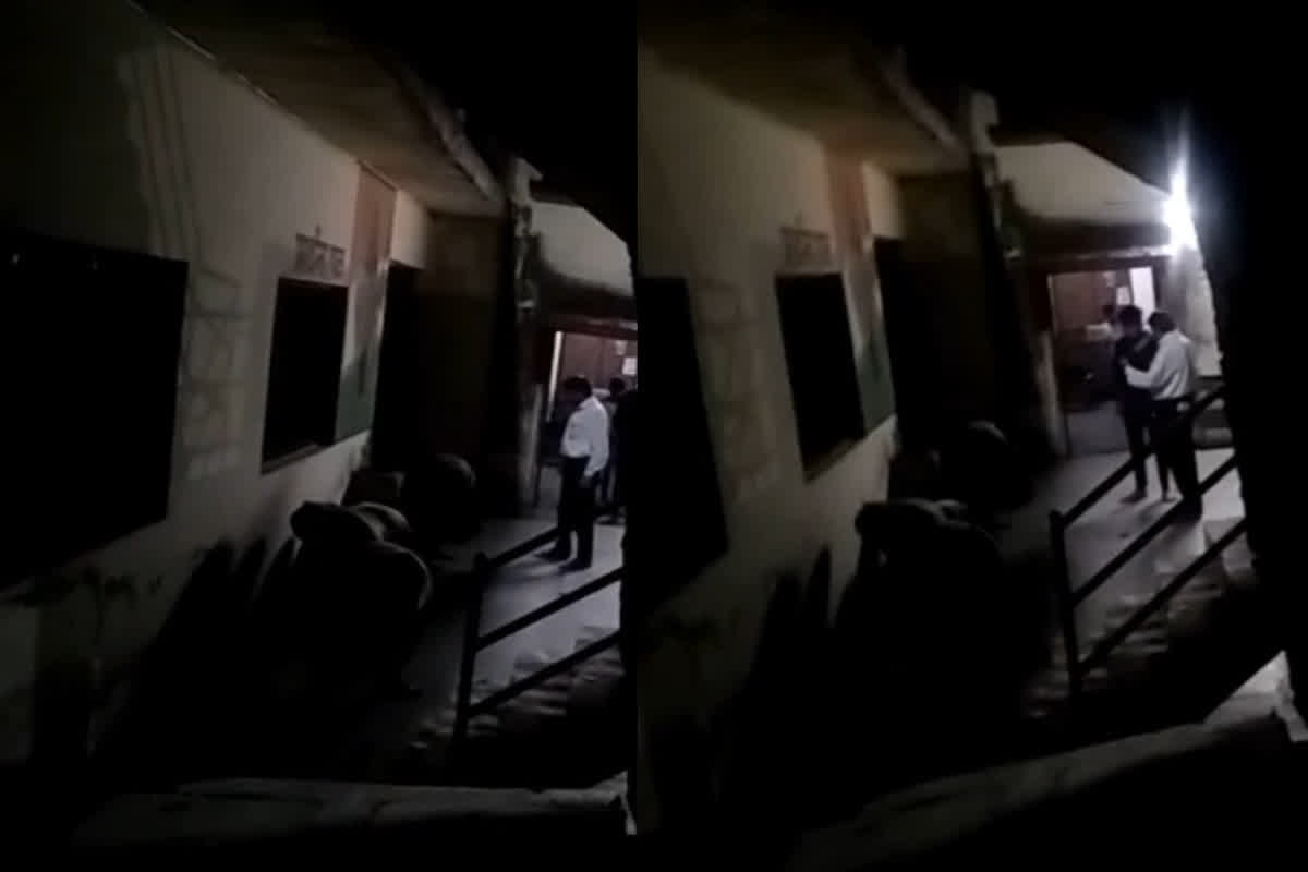Khargone Hostel Warden Video Viral: हॉस्टल अधीक्षक की गंदी करतूत.. नशे में धुत्त होकर छात्रों के साथ किया ऐसा काम, वायरल हो रहा वीडियो