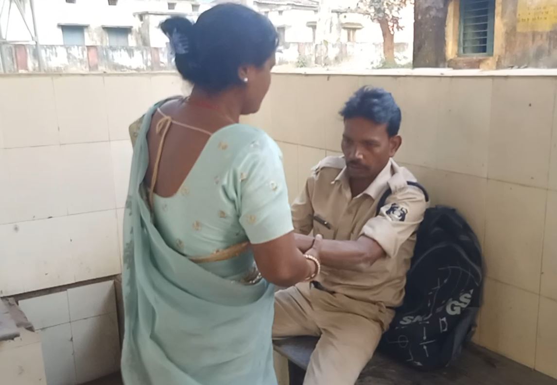 ‘मैं अभी नशे में हूं…’, महिला के साथ इस हाल में दिखा शराबी पुलिस वाला, न वर्दी का ख्याल न कोर्ट का ध्यान