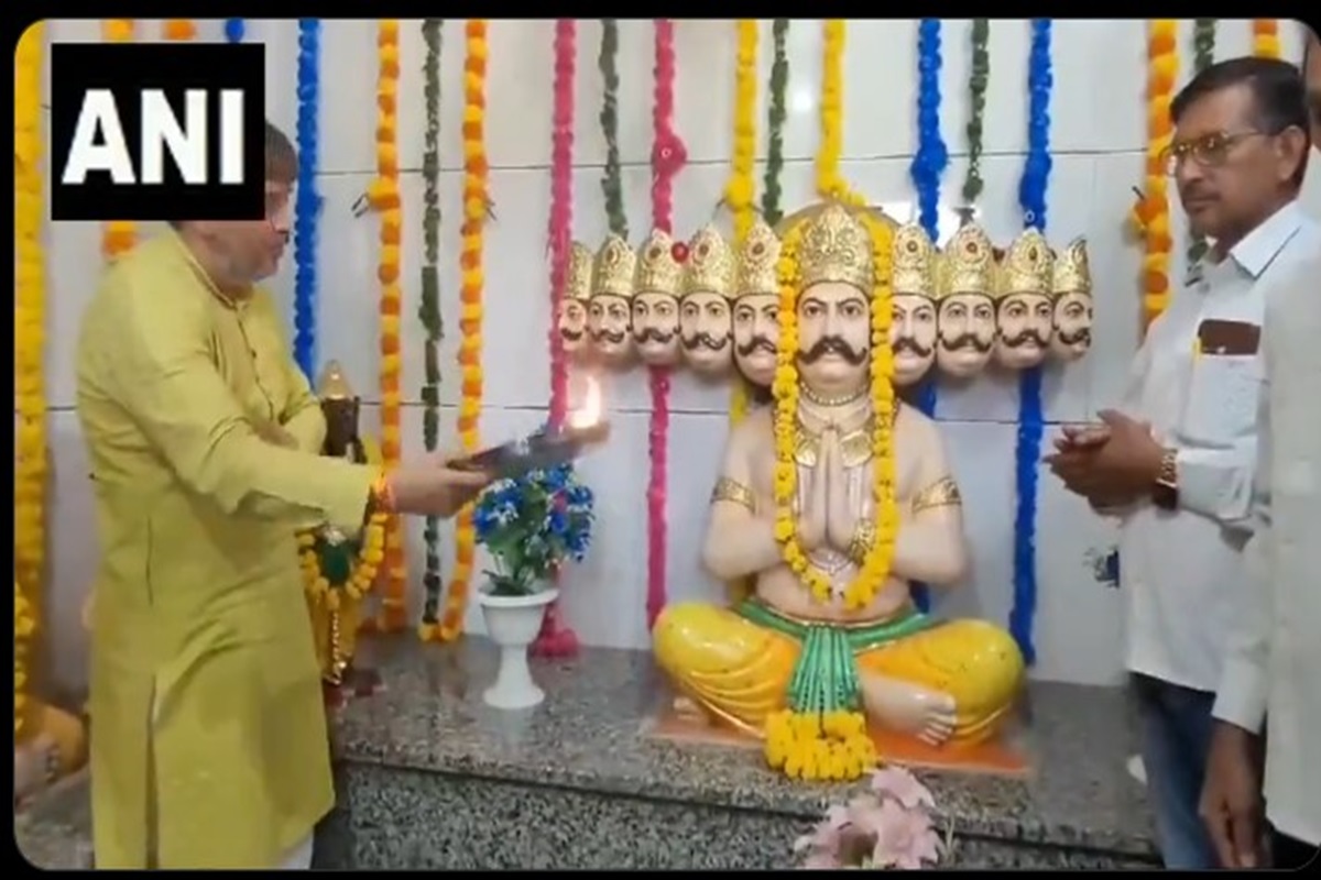 ‘जिस देश में बलात्कारी की पूजा हो रही वहां बेटियां सुरक्षित कैसे रहेंगी’, रावण की पूजा को लेकर सोशल मीडिया में बवाल